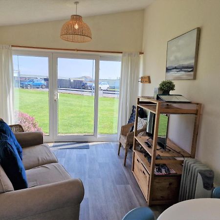 Sandy Shores Holiday Chalet, Access To Beach - Pets Go Free Villa Winterton-on-Sea Exterior photo